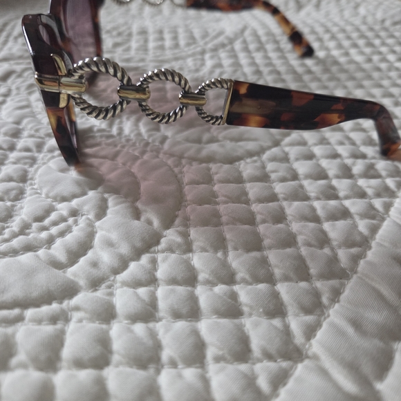 Tortoiseshell Sunglasses with Black and White Case - Picture 2 of 4